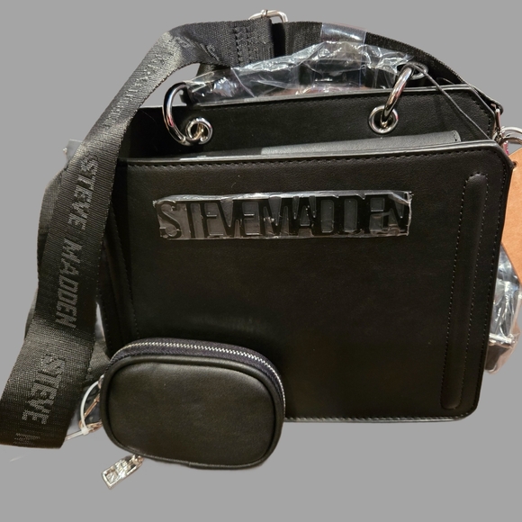 Steve Madden Black Messenger Bag Sleek Design Versatile - Picture 1 of 6